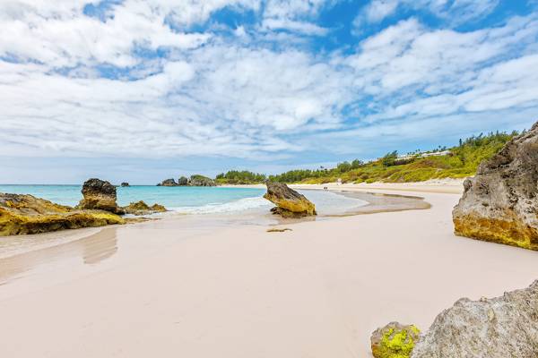 Die Sandstrände in Bermuda (Karibik) bietet neben Felsen ein türkisblaues Meer zum Abkühlen. 