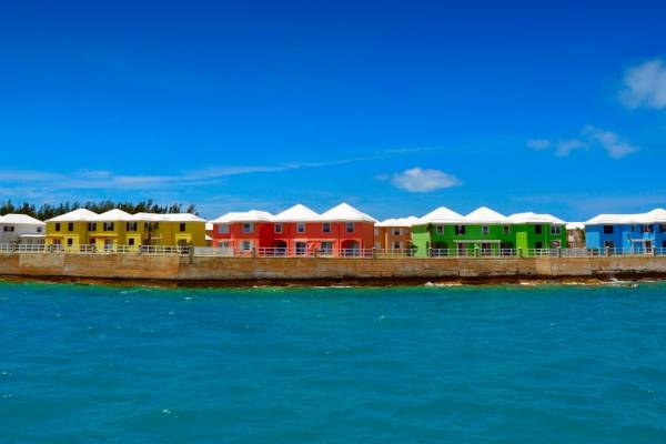 Bunte Häuser an der Küste von Bermuda in der Karibik. Buchen Sie jetzt ihre Kreuzfahrt. 