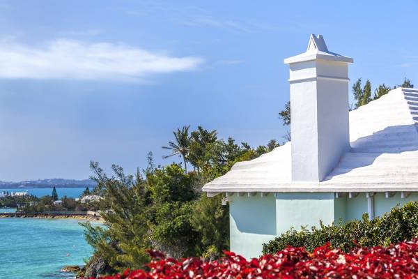 Weißes Haus in Bermuda: entdecken Sie die Natur der Karibik umgeben von Wäldern türkisblauem Wasser. Jetzt Kreuzfahrt buchen!