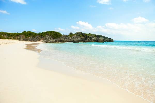 Ein schöner Strandabschnitt in Bermuda. Buchen Sie jetzt Ihre Karibik Kreuzfahrt mit Carnival Cruise Line. 