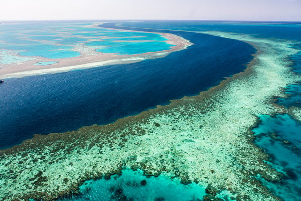 Schöner langer Landstrich und tolles Wasser vom Great Barrier Reef