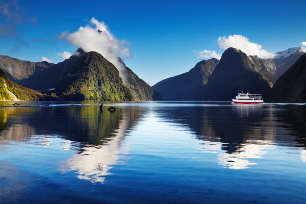 Schöner See und Berge im Milford Sound.
